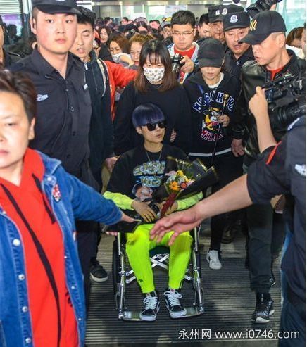 李宇春的身体状况 患上一种不死癌症(发病时需要坐轮椅出行)